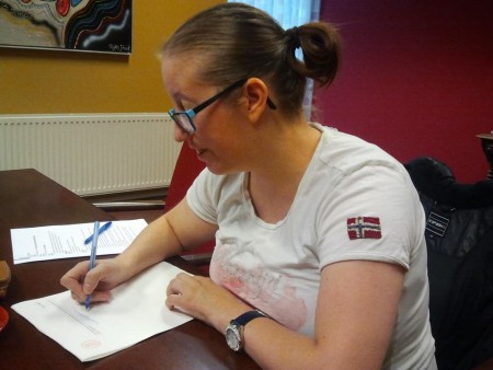 Hoehoe! Het invullen van de statuten bij de notaris! 