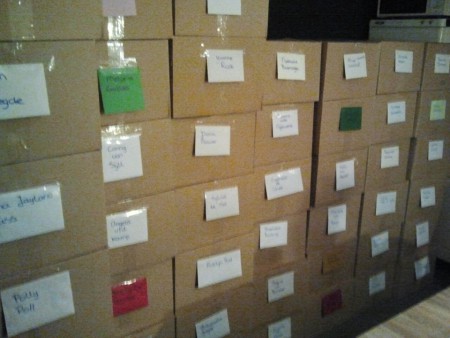 daar staan de dozen in esther haar huiskamer..